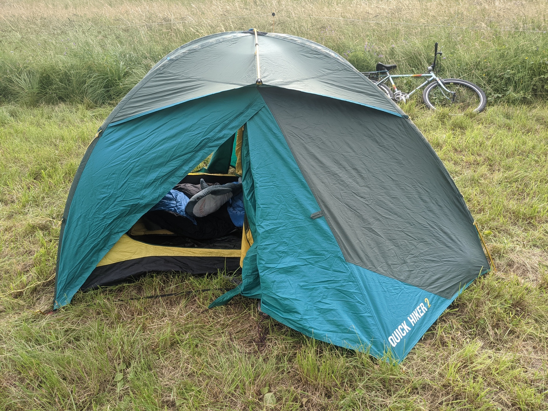 Une tente installee avec un velo a l'arriere plan